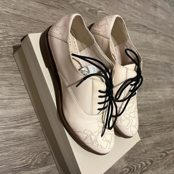 Clarkes Women US 6 cream loafers - Picture 3 of 6